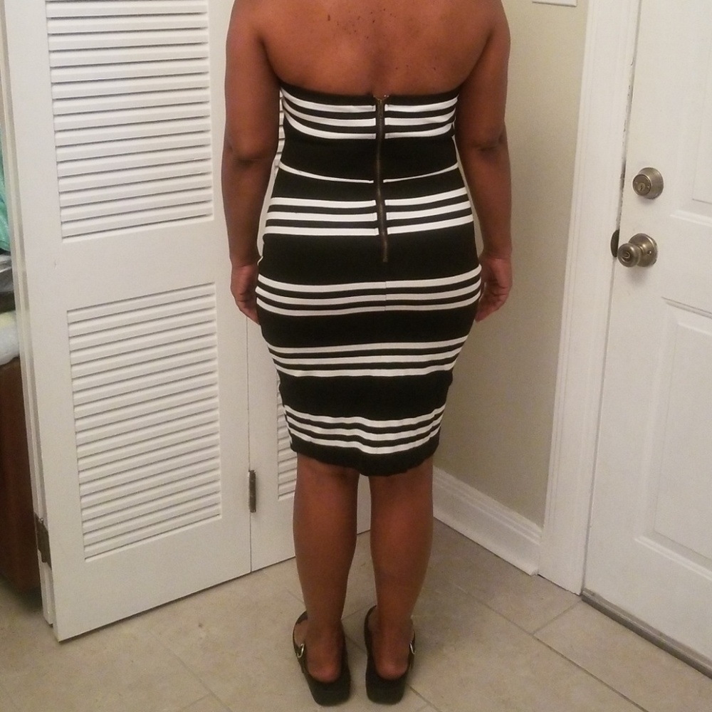 Strapless dress with deep v, boned necklinedress - Picture 4 of 6